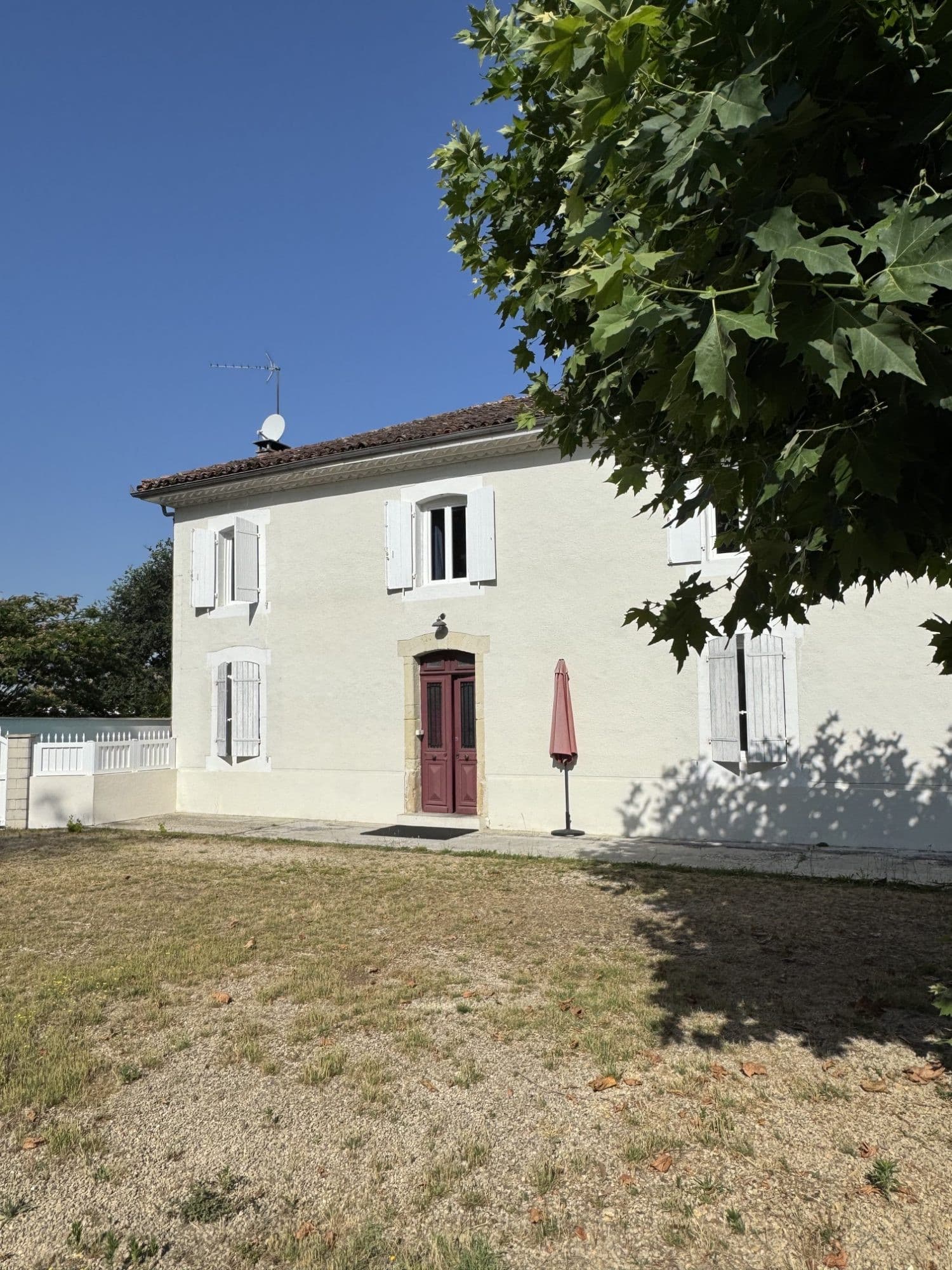 Découvrez cette superbe propriété de caractère, alliant le charme de l'ancien, de généreux volumes et un environnement paisible. Proche PONTONX.
